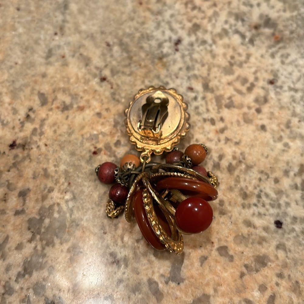 Woman's beaded clip on earring. It's only one earring - Picture 4 of 8